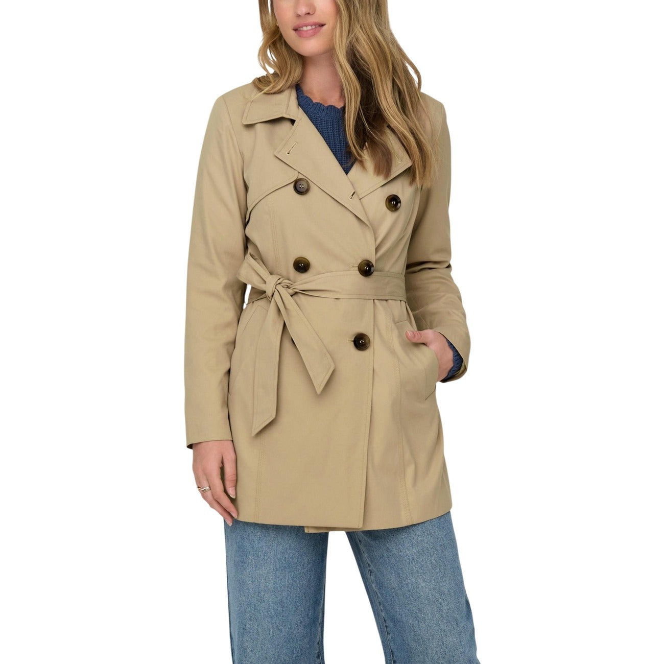 Giacca Only donna beige trench con bottoni doppiopetto cintura tasche 100% poliestere - vista frontale indossata da modello