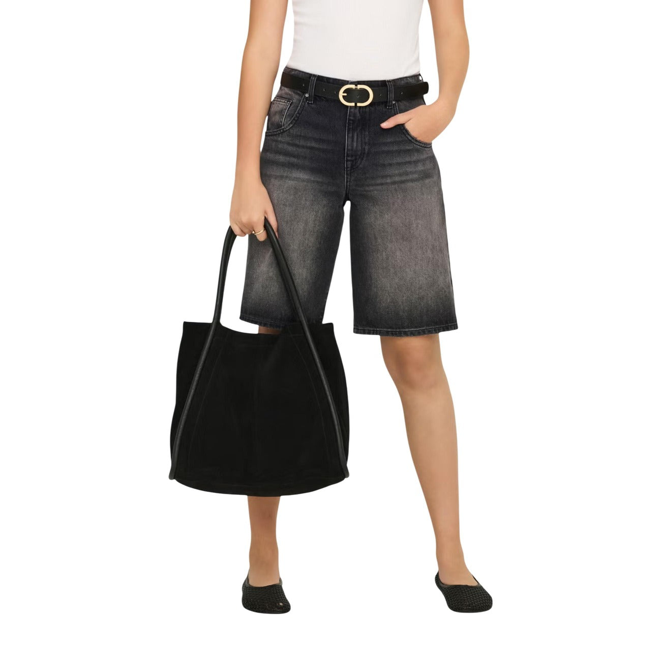 Bermuda Jeans Neri Donna Only Onlmate Baggy Long Shorts; Tessuto 100% cotone eco con taglio lungo, vita regular e tasche. Stile casual urbano leggero e sostenibile. Vista frontale 