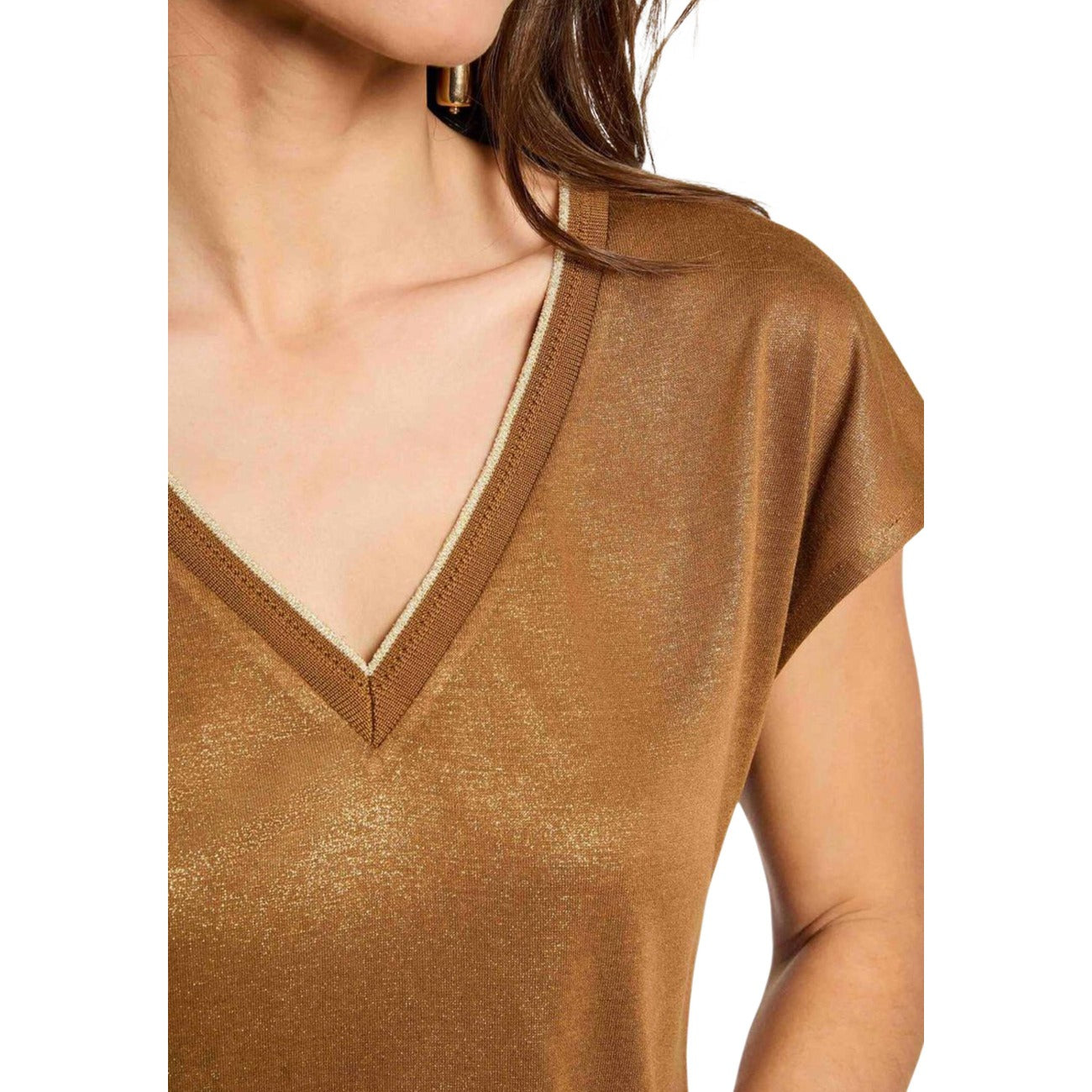 T-shirt Morgan De Toi Marrone; 66% Viscosa, 34% Poliestere. Scollo a V, tessuto lucido leggero, vestibilità relaxed. Stile elegante-casual, ideale per la stagione Primavera/Estate.