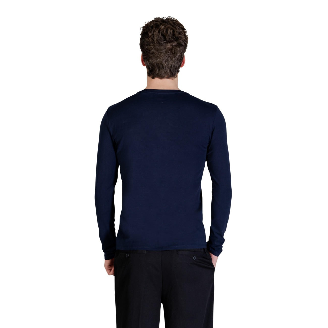 Guess LS Core Tee; 95% cotone, 5% elastan, logo discreto al petto. La t-shirt a maniche lunghe essenziale dal taglio contemporaneo. Colore blu scuro. Vista posteriore 