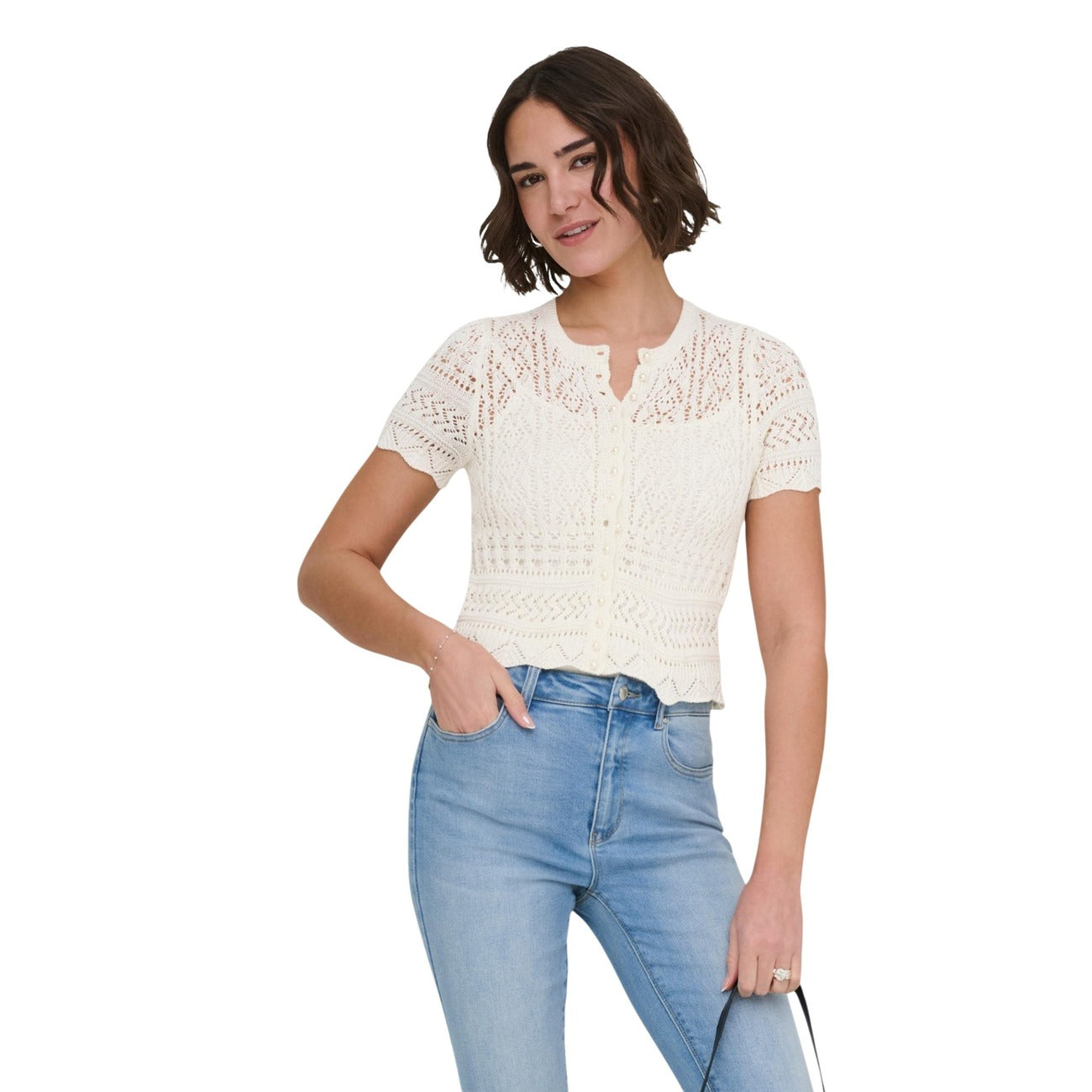 Only Onlelke Pearl Cardigan; cotone e poliestere riciclati, lavorazione a traforo, bottoni perla. La maglia raffinata e sostenibile per un look bon-ton contemporaneo. Colore panna. Vista frontale 