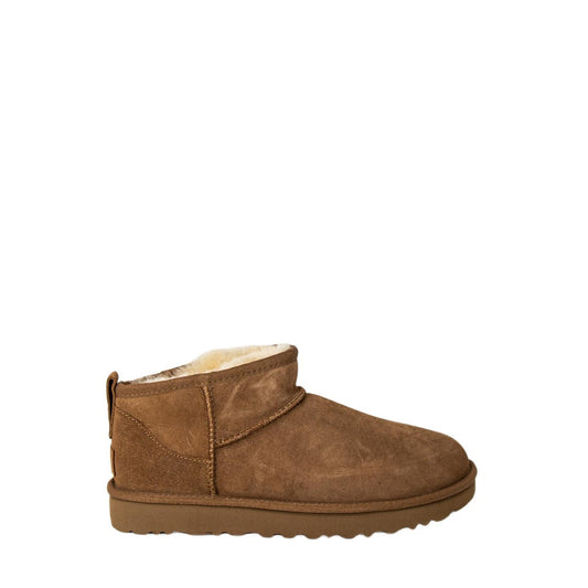Stivali UGG donna Classic Ultra Mini 1116109 colore Chestnut nocciola. Stivaletti bassi alla caviglia in pelle di camoscio con calda fodera in montone naturale, trattamento idrorepellente e suola leggera Treadlite o in EVA.