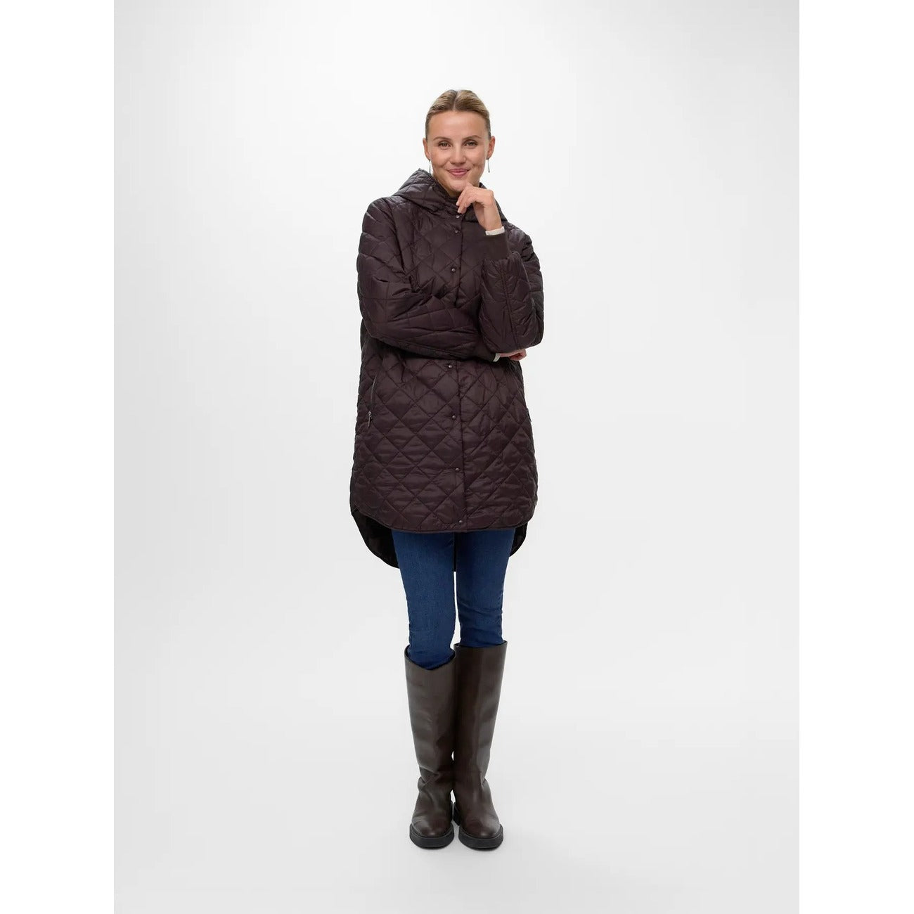 Giambotto donna Vero Moda marrone cioccolato 10252112. Cappotto corto leggero con cappuccio e bottoni automatici, giacca mezza stagione imbottita con polsini a coste, abbigliamento donna autunno invern