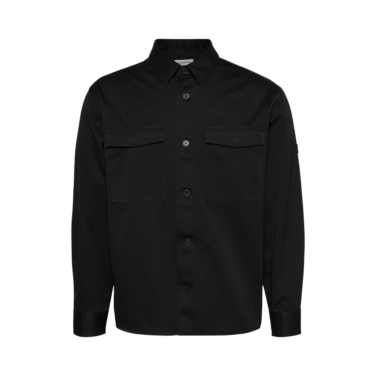 Camicia uomo Calvin Klein Jeans nera LV04RG121G. Camicia overshirt casual in cotone a tinta unita, vestibilità normale, bottoni tono su tono, tasconi sul petto e stemma logo applicato sulla manica.