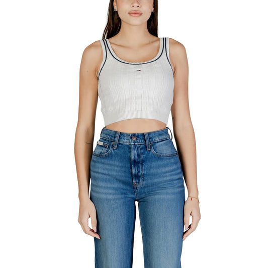 Crop Top Tommy Jeans; Bianco. 88% Cotone Organico. Maglia intrecciata con bandierine all-over, profili a contrasto e scollo ovale. Taglio corto e aderente, stile preppy moderno.