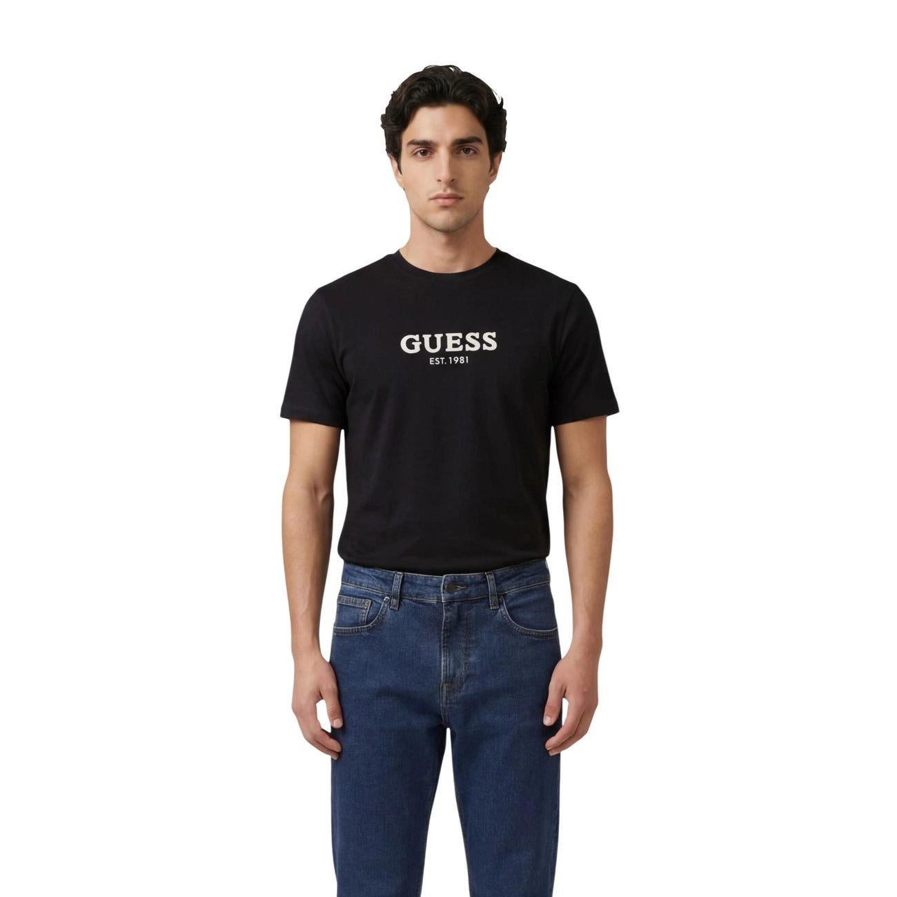 T-shirt nera Guess con logo a contrasto e cuciture distintive, maniche corte, composizione in cotone e elastam per una vestibilità flessibile. Vista frontale 