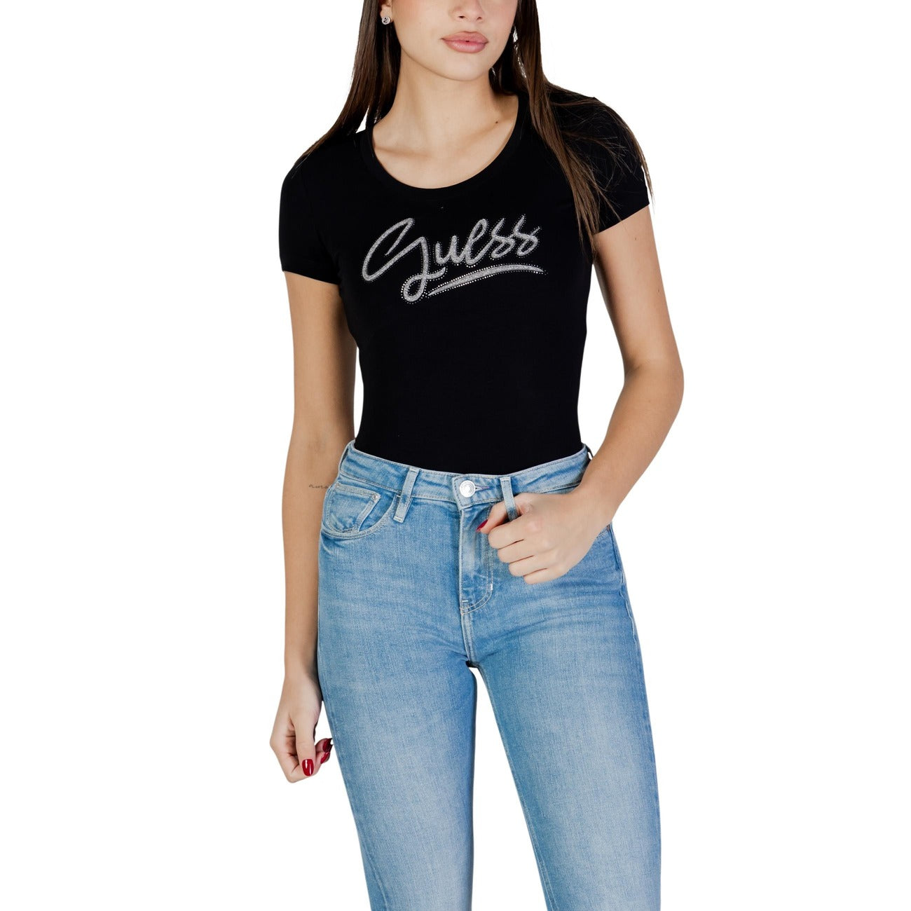 T-shirt nera a maniche corte da donna Guess SS CN GUESS SCRIPT TEE W6RI24 J1314 Realizzata in morbido jersey di cotone elasticizzato (95% cotone, 5% elastam/lycra), offre una vestibilità aderente e confortevole, ideale per valorizzare la silhouette. Il logo Guess, impreziosito da dettagli luminosi sul petto