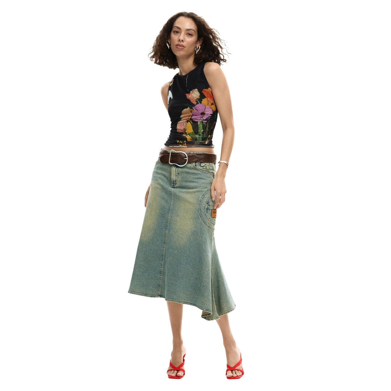Canotta senza maniche in tessuto di tulle con fodera interna e con stampa in stile collage di fiori e motivi Desigual. Scollo a barca. Collezione 2026 indossata da modella vista frontale figura intera 