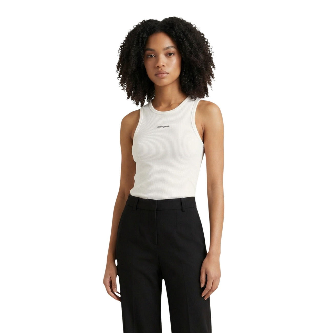 Top Tommy Hilfiger Jeans donna bianco senza maniche scollo rotondo 95% cotone 5% elastan - vista frontale indossato da modello