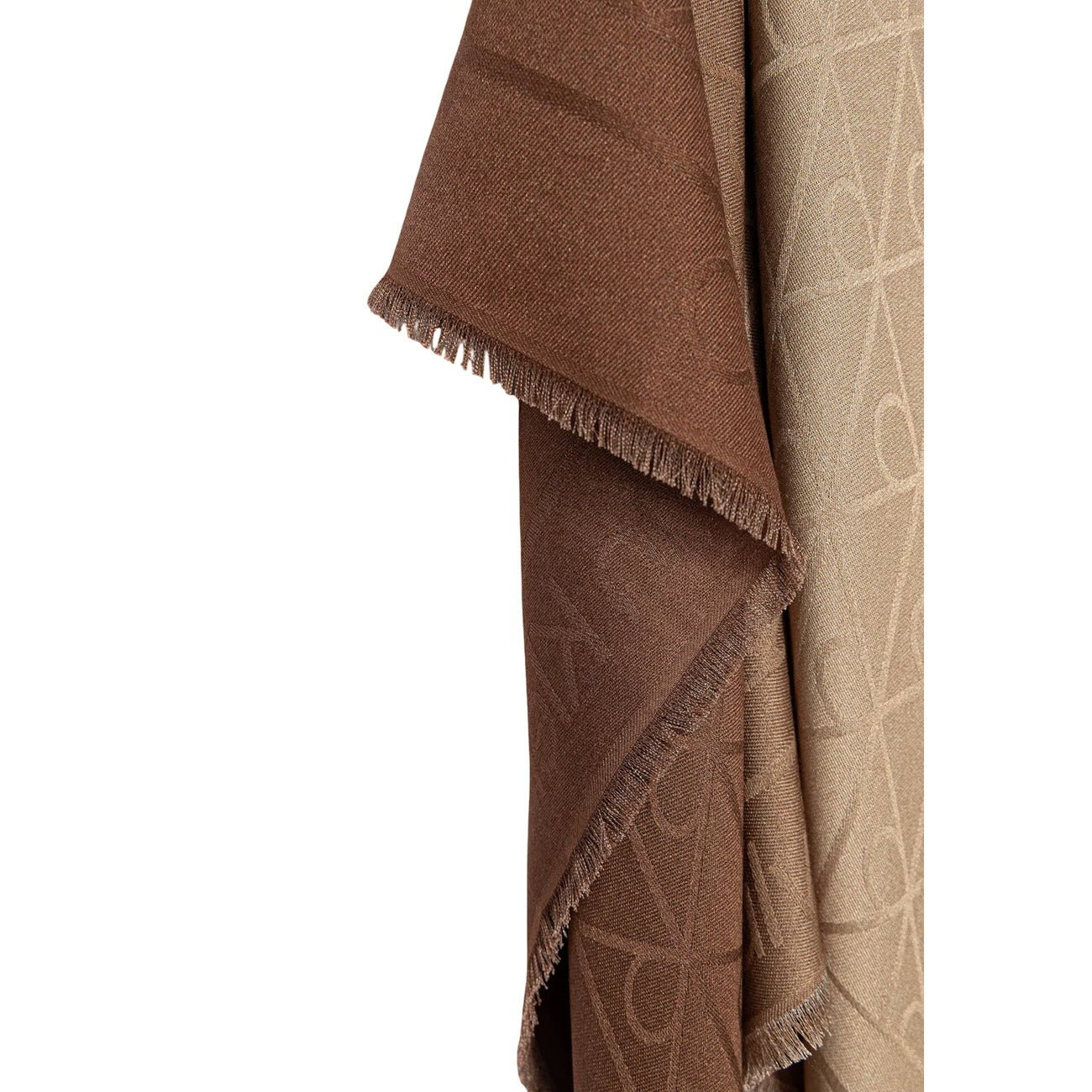 Foulard Quadrato Donna Calvin Klein; Beige. 100% Modal effetto seta, motivo jacquard geometrico con logo a rilievo e bordi sfrangiati. Misure generose (70x70 cm), stile minimal per mezza stagione. Dettaglio colori 