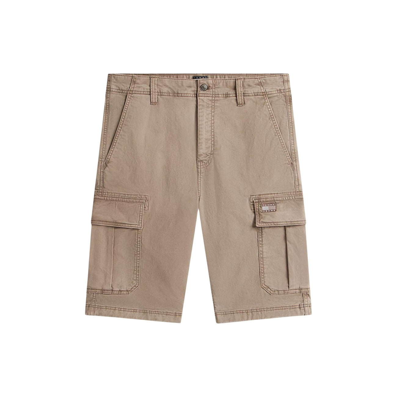 Bermuda Cargo Tommy Hilfiger Jeans; Beige. 97% Cotone Rigenerato, 3% Elastam. Tasche laterali utility, lunghezza sopra il ginocchio, vita regular. Leggeri, resistenti e sostenibili. Vista stesa 