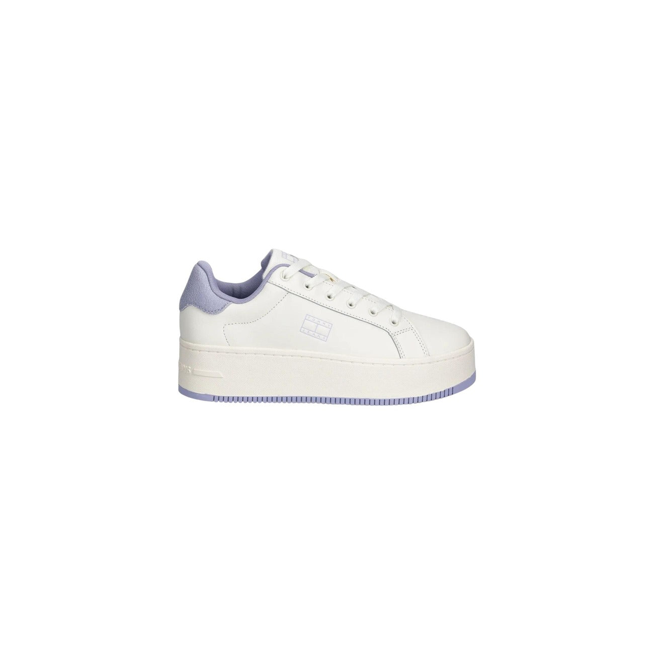 Sneakers Tommy Jeans Plateau; Mix Pelle/Materiali sintetici. Suola rialzata antiscivolo, soletta rimovibile, logo in rilievo. Stile urban basso, design robusto e di tendenza. Bianco e lilla