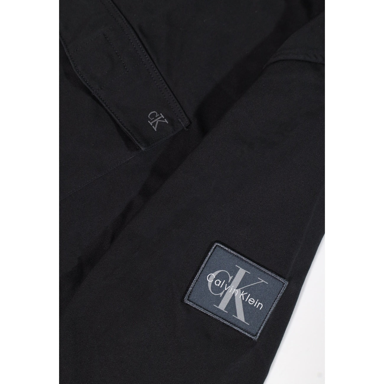 Camicia uomo Calvin Klein Jeans nera LV04RG121G. Camicia overshirt casual in cotone a tinta unita, vestibilità normale, bottoni tono su tono, tasconi sul petto e stemma logo applicato sulla manica.