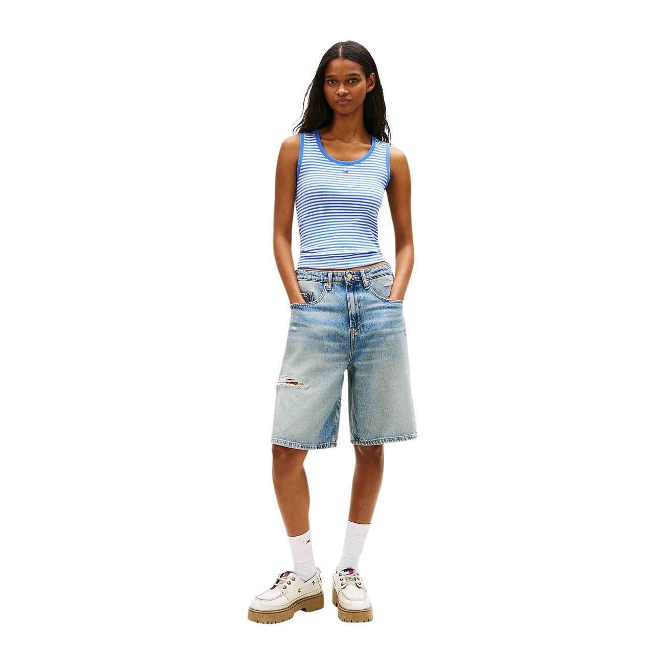 Shorts Tommy Hilfiger Jeans Donna; Denim Blu Distressed. 71% Cotone, 29% Lyocell. Fit largo, strappi decorativi, logo ricamato. Tessuto leggero e traspirante per la stagione Primavera/Estate. Figura intera 