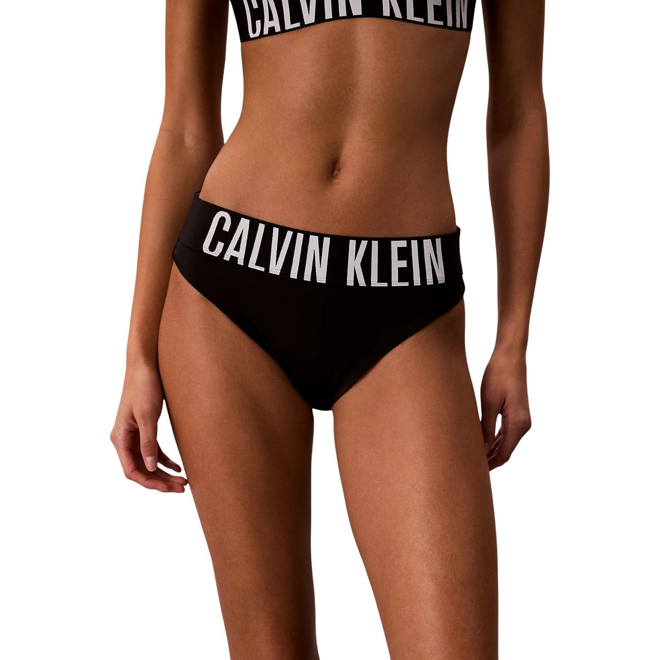 Bikini CK Jeans Nero; 81% Poliestere Riciclato. Slip vita alta, top avvolgente, bande elastiche logate. Resistente, elastico e sostenibile per mare e piscina. Vista frontale 