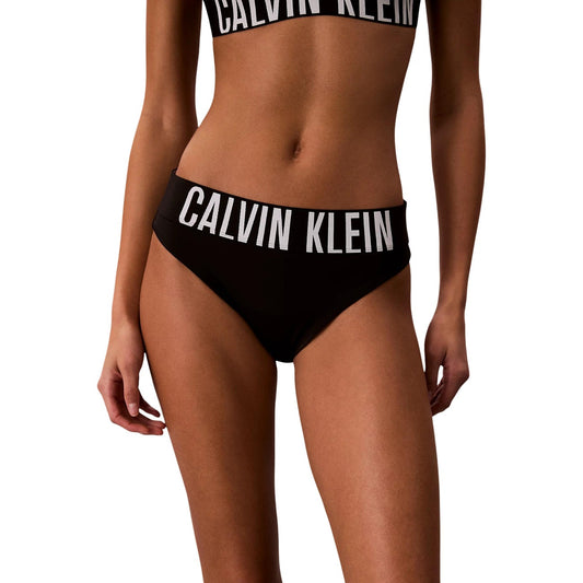 Bikini CK Jeans Nero; 81% Poliestere Riciclato. Slip vita alta, top avvolgente, bande elastiche logate. Resistente, elastico e sostenibile per mare e piscina. Vista frontale 