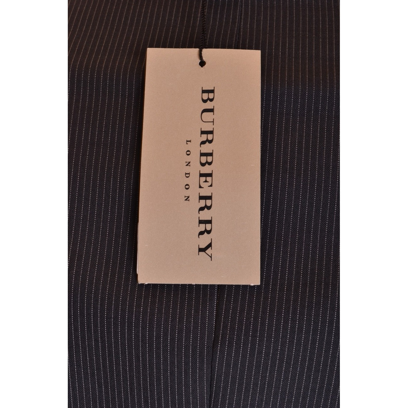 Abito Burberry Uomo Nero Gessato; Lana e Mohair. Giacca 3 bottoni, pantalone dritto, Made in Italy. Tessuto antipiega e traspirante. Perfetto per business e cerimonie. Etichetta 