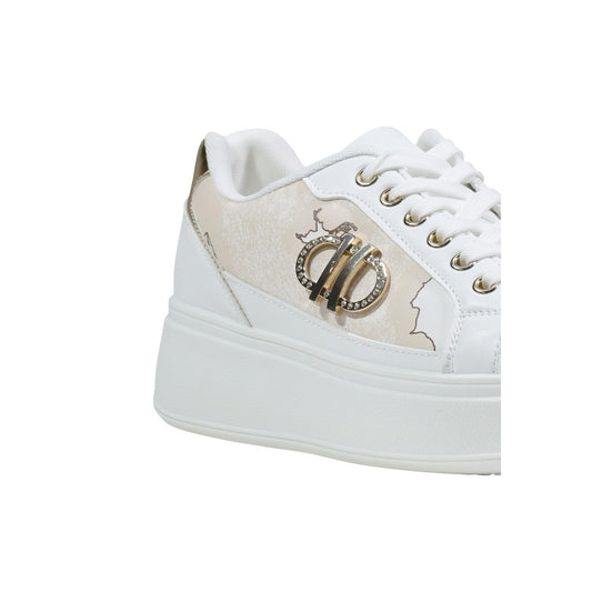 Sneakers Alviero Martini Platform; stampa Geo, dettagli metallici, inserto tallone, suola rialzata. Il must-have urbano firmato 1ª Classe. Dettaglio logo 