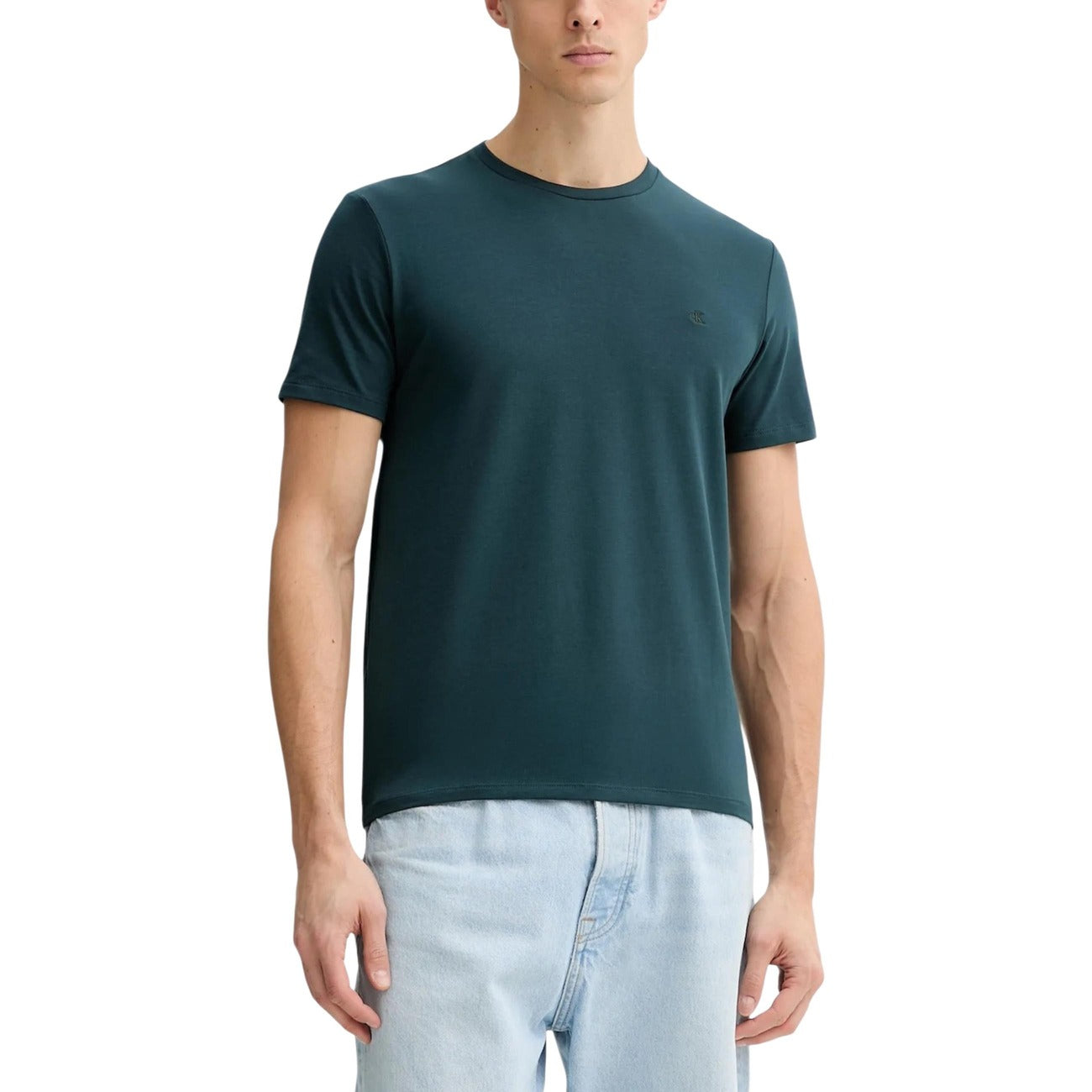 T-shirt stretch uomo Calvin Klein LV04LC240G; 95% cotone, 5% elastam, logo CK ricamato. Taglio classico, vestibilità flessibile. Colore verde. Vista frontale 