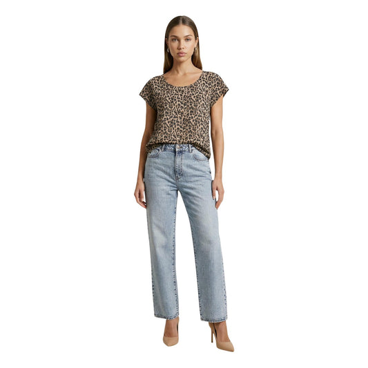 Blusa Only ONLNOVA LIFE; 100% Viscosa. Maniche corte, scollo rotondo, stampa grafica moderna. Vestibilità fluida e leggera. Top donna casual-chic per l'estate. Leopardat vista frontale intera 