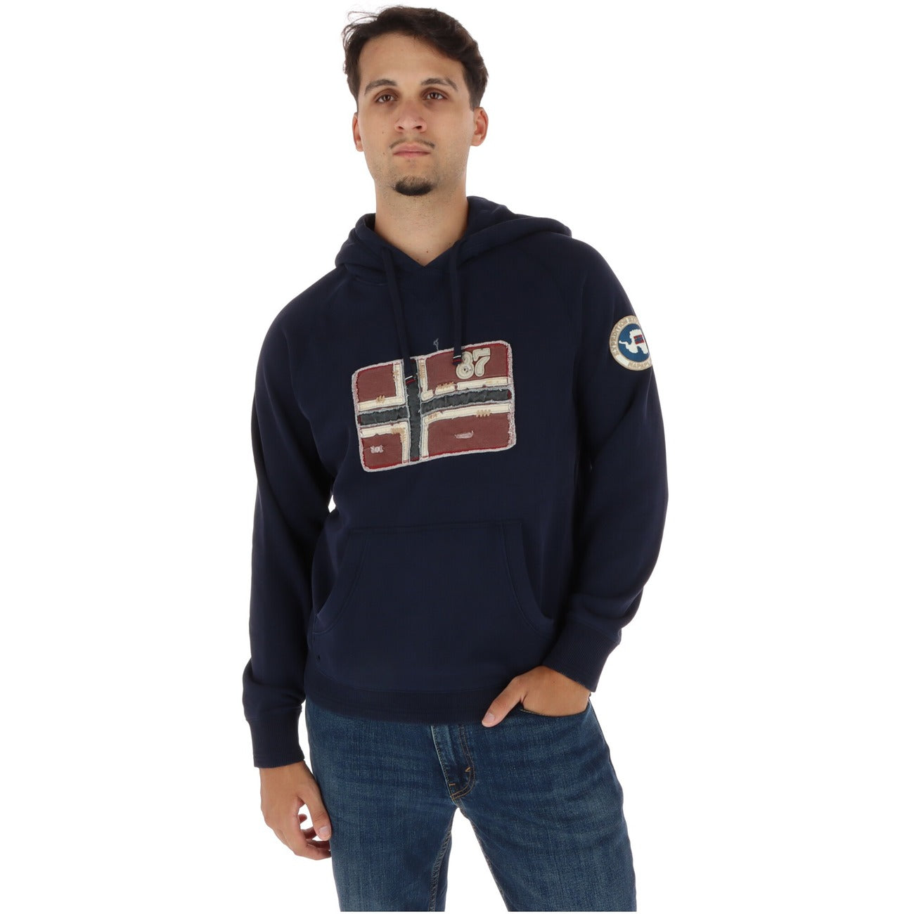 Felpa con cappuccio uomo d'archivio con bandiera norvegese. Felpa sportswear casual in cotone e poliestere con tasca a marsupio, patch logo sulla manica, polsini a costine e vestibilità comoda relaxed fit. Blu scuro 