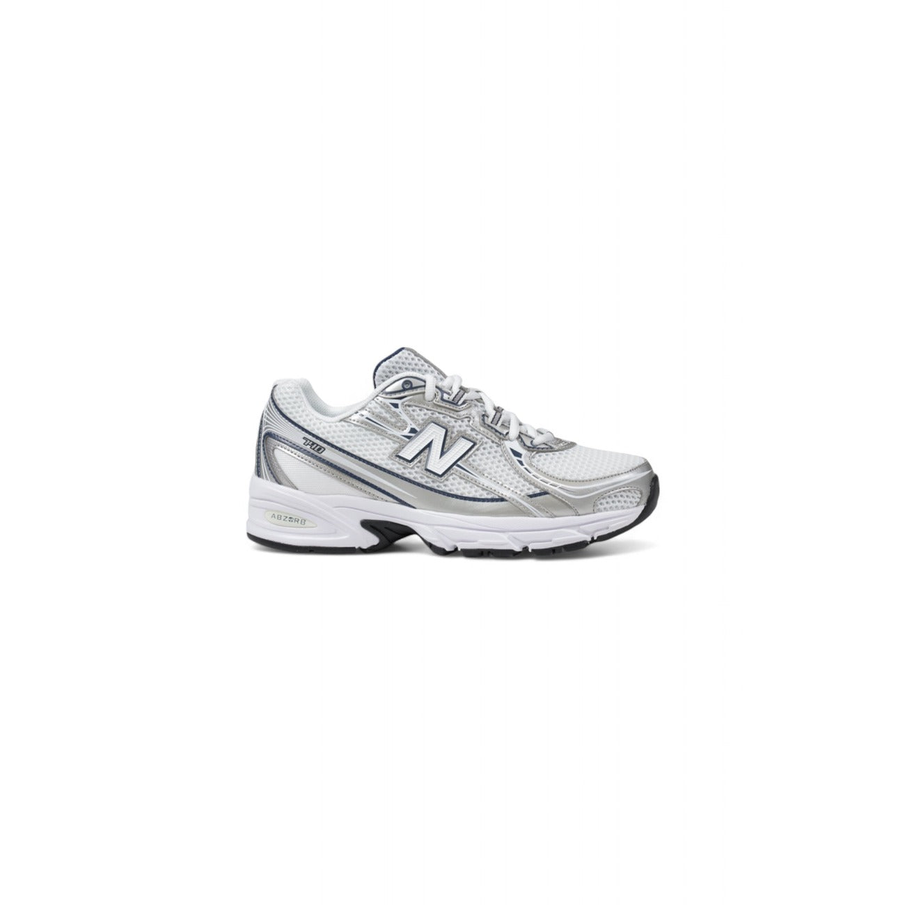 sneaker New Balance 740 nel colore bianco blu navy e argento. Questa scarpa unisce elementi retrò e modernità, con una silhouette dinamica ispirata al running degli anni 2000