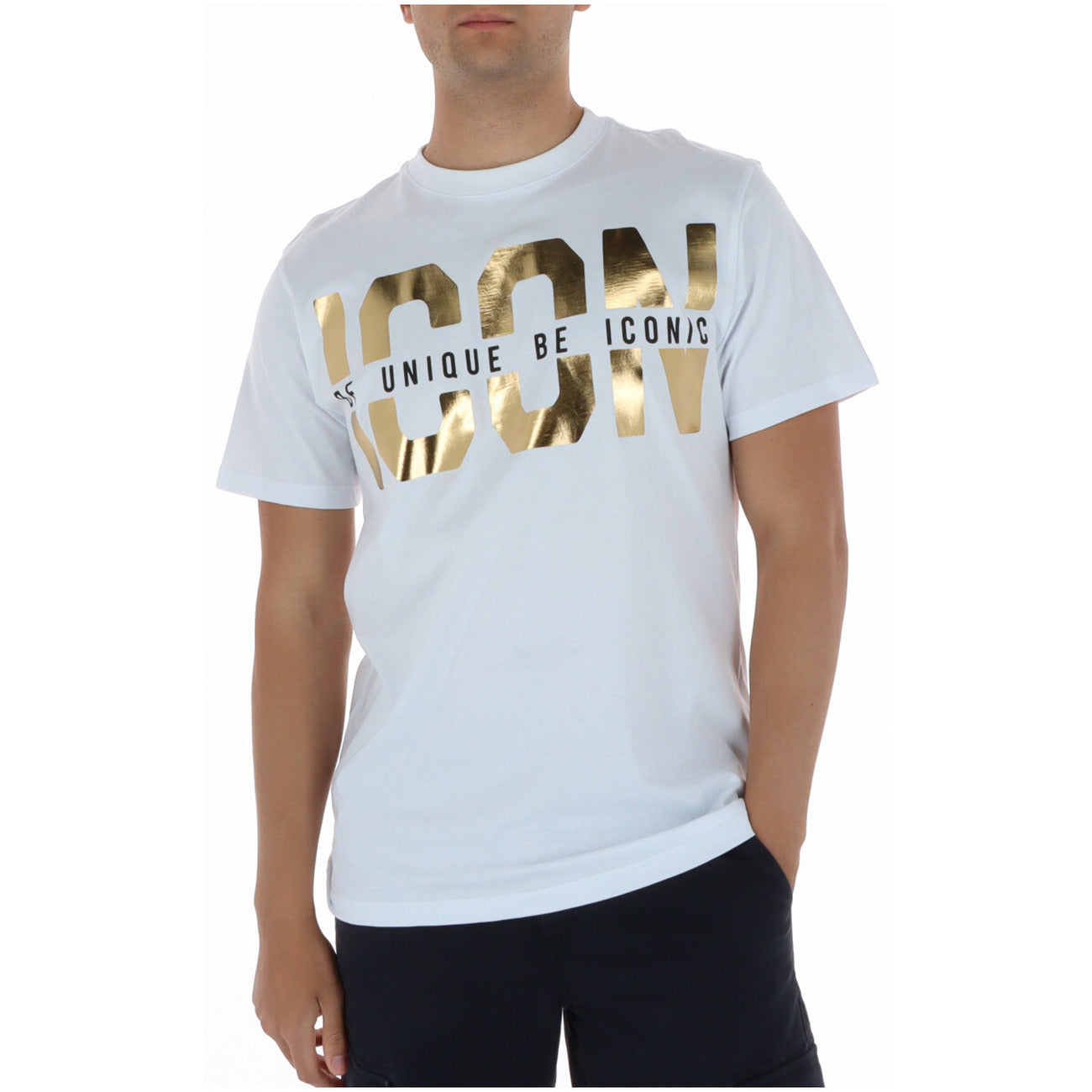 T-shirt ICON IUT022; 100% cotone Made in IT. Maxi logo dorato, maniche corte, colore bianco. Maglia maschile premium, traspirante e iconica PE26. Vista frontale 