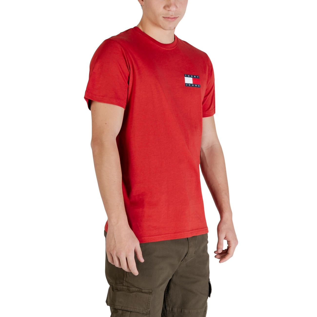 T-shirt Tommy Hilfiger Slim Essential; 100% Cotone. Vestibilità slim, logo flag ricamato sul petto, manica corta. T-shirt uomo fresca, resistente e dal design iconico. Colore rosso.