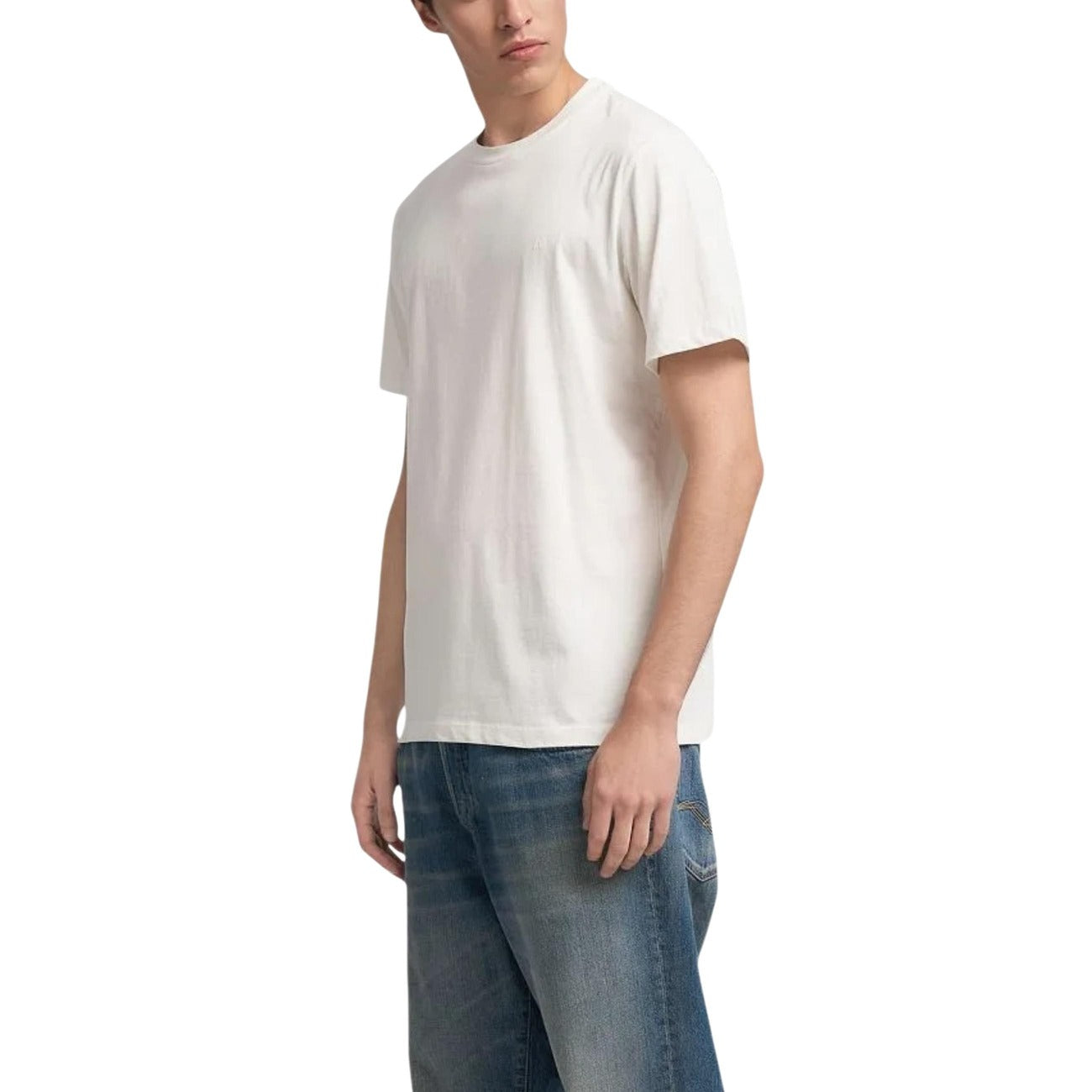 T-shirt Replay uomo bianca - vista laterale indossata da modello
