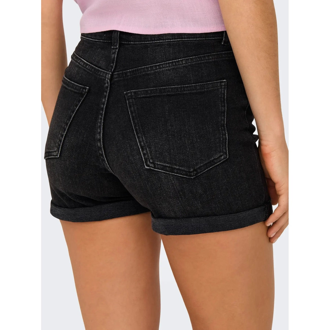 Bermuda Jeans Donna Nero Lavato Only; Pantaloncino lungo regular fit in cotone denim stretch con orlo risvoltato e passanti per cintura. Modello cinque tasche, stile casual e grintoso per la primavera e l'estate. Vista posteriore 