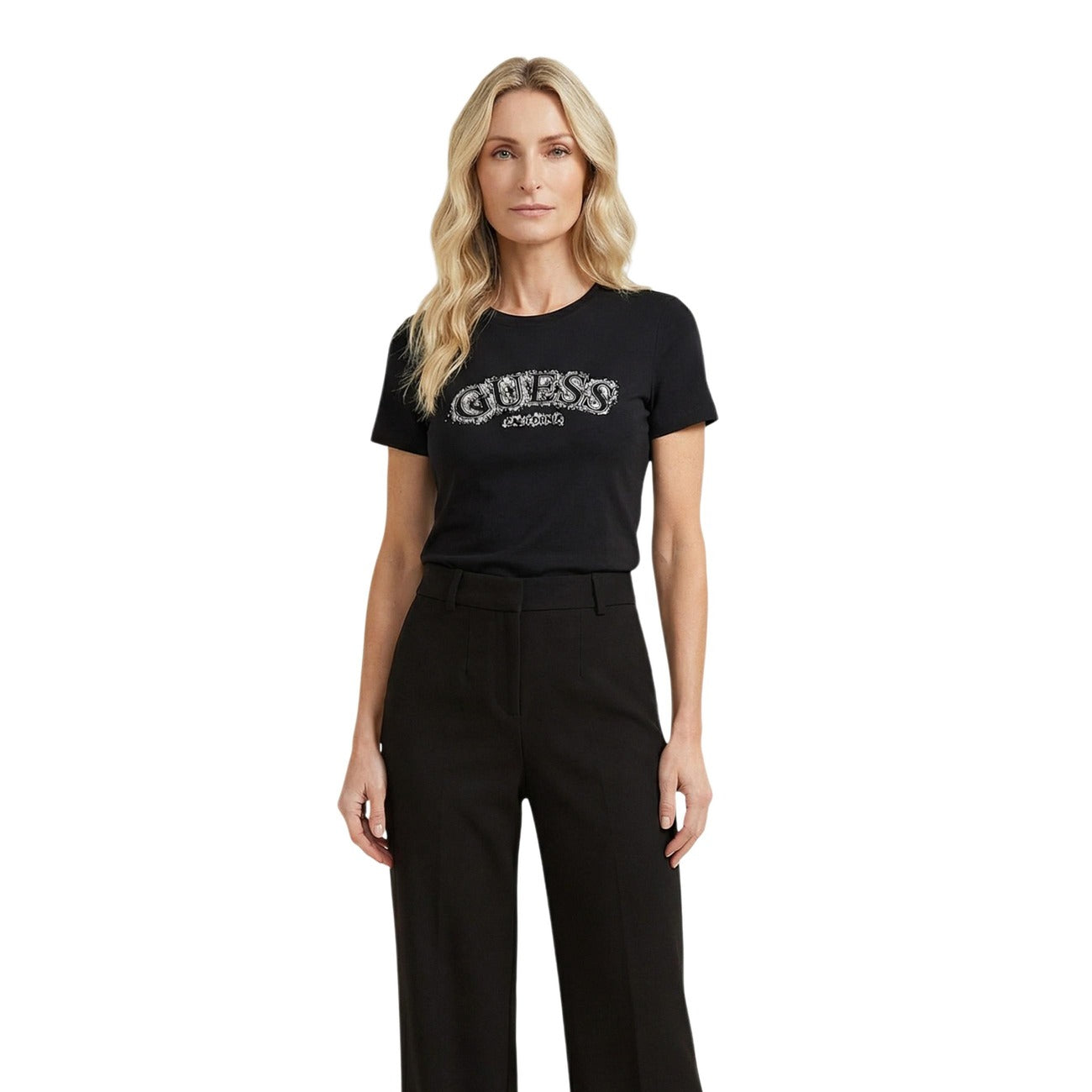 t-shirt nera a maniche corte da donna Guess LEONA. Realizzata in una morbida miscela di viscosa (96%) ed elastam/lycra (4%), logo Guess in rilievo sul petto, arricchito da dettagli decorativi. Scollo tondo 