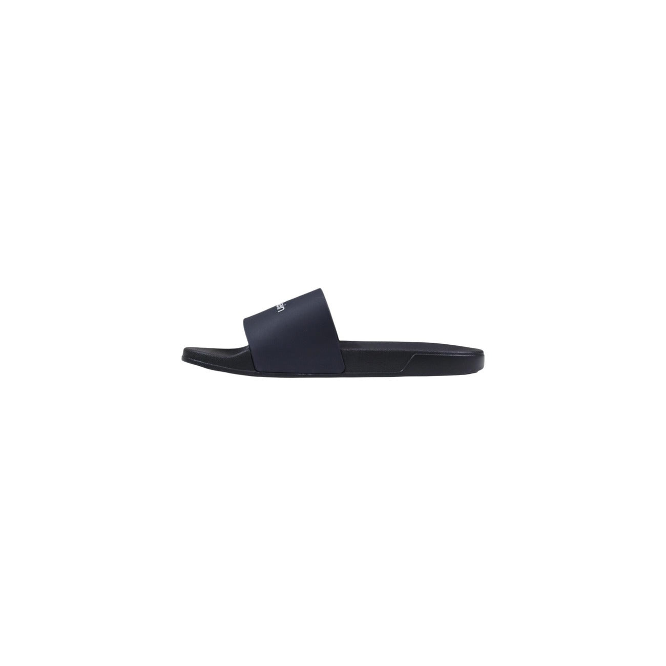 Calvin Klein Nemo Slides; tomaia in TPE, suola in EVA resistente, plantare sagomato. La ciabatta premium ergonomica per il massimo comfort estivo. Colore nero 