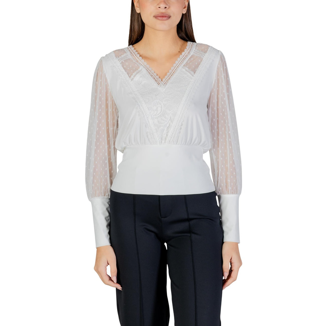 Morgan De Toi 251-TAGADO, maglia bianca donna con maniche in tulle a pois e scollo in pizzo; tessuto elasticizzato confortevole, stile romantico e contemporaneo per occasioni speciali. 