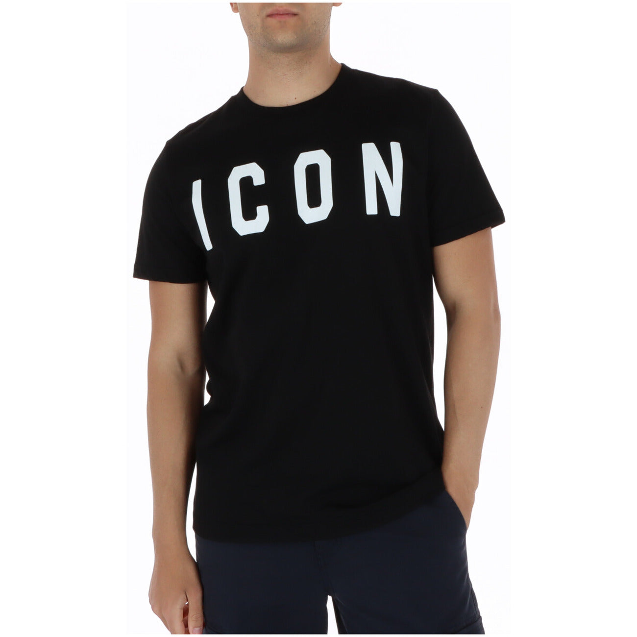 T-shirt ICON Organic Cotton; 100% cotone bio. Scollo tondo, maniche corte, fibre naturali. Maglia uomo ecologica, ultra-morbida e resistente. Colore nero con scritta bianco. Vista frontale 