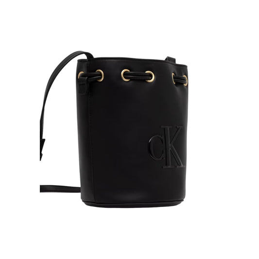 Borsa Secchiello Donna Calvin Klein Bold; Nero. 100% Poliuretano a finitura liscia, chiusura superiore con coulisse, tracolla regolabile e dettagli in metallo oro. Misure compatte e cilindriche (15x21 cm), stile contemporaneo. Vista frontale 