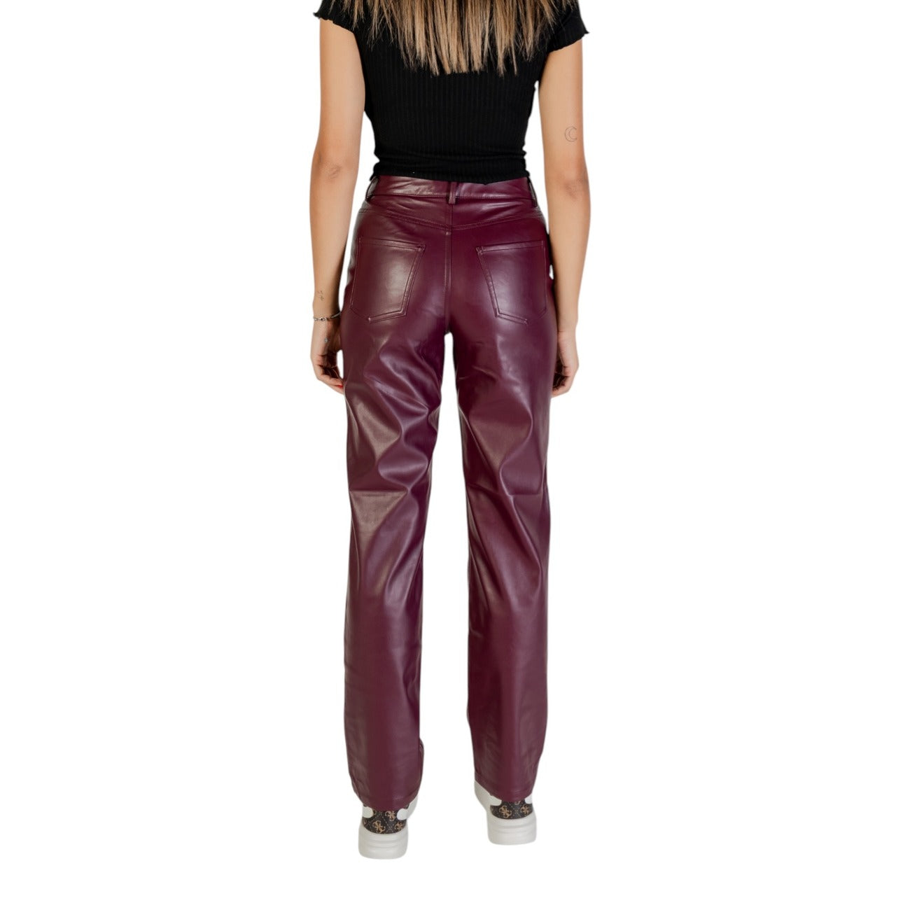 Pantaloni Only REGULAR ONLSADIE FAUX LEATHER PANTS donna bordeaux viola con zip bottone tasche anteriori posteriori 100% poliestere - vista posteriore retro indossati da modello