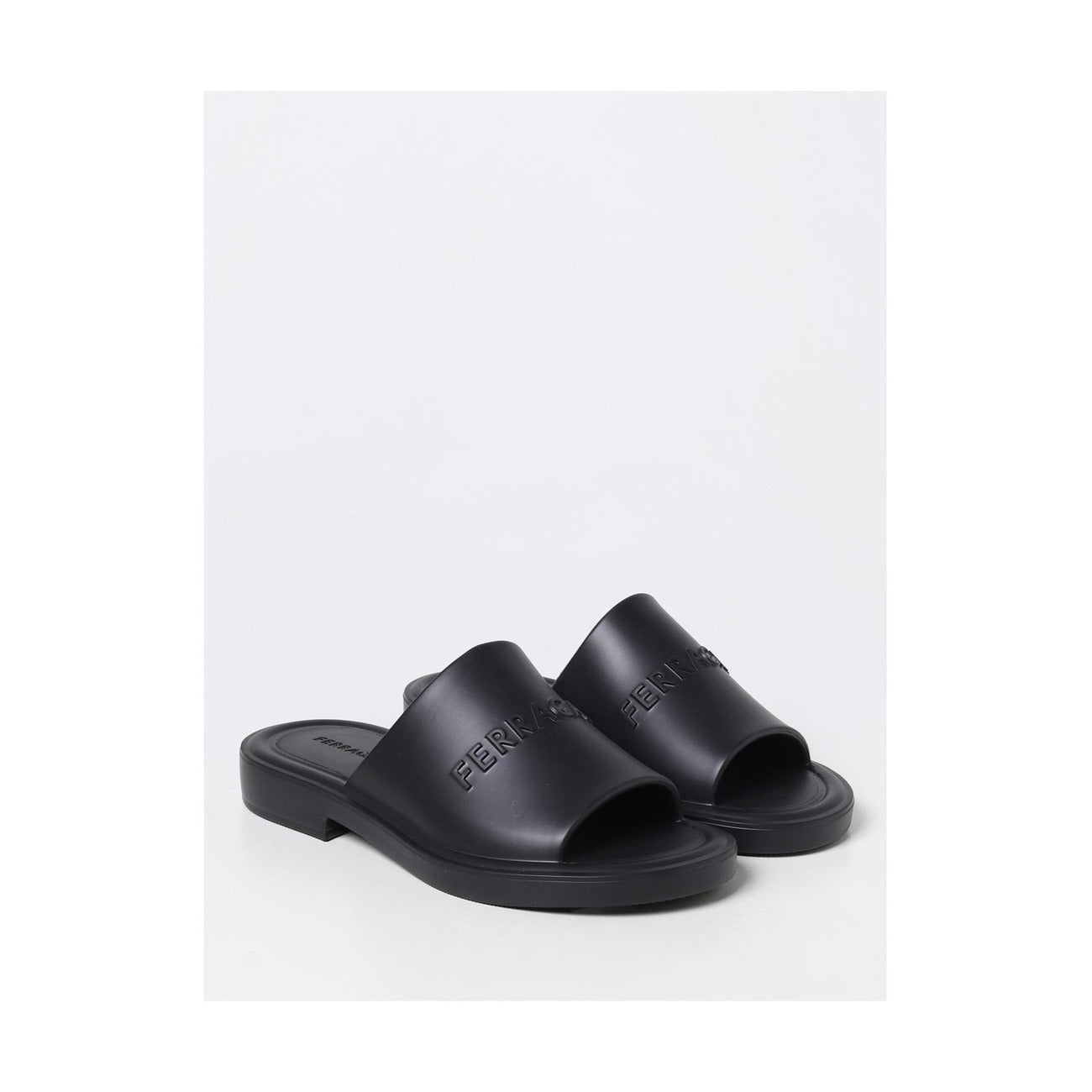 Pantofole in EVA Ferragamo; Nero. Logo in rilievo, punta tonda, suola in gomma. Leggere, resistenti e prodotte in Italia. Il lusso quotidiano ai tuoi piedi. Laterale frontale 