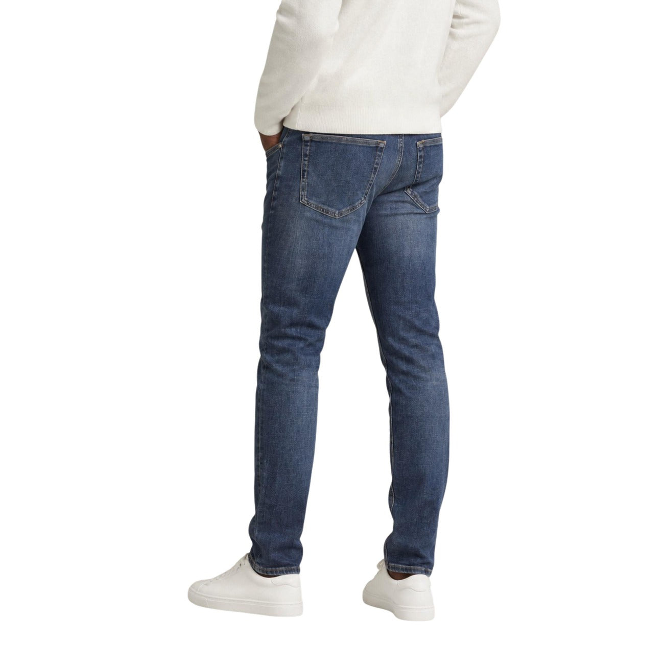 Jeans Slim Blu Uomo Tommy Hilfiger Scanton; Tessuto 99% cotone e 1% elastam. Modello 5 tasche, altezza vita regular con chiusura a cerniera lampo e bottone. Dettagli logo istituzionali, stile casual 4 stagioni. Vista posteriore 