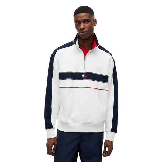Felpa Uomo Tommy Jeans; Bianco e Multicolore. Tessuto in spugna di cotone organico, taglio relaxed fit con spalle scese, collo a imbuto con mezza zip e tasca a marsupio. Logo badge frontale, stile street-wear 4 stagioni. Frontale 