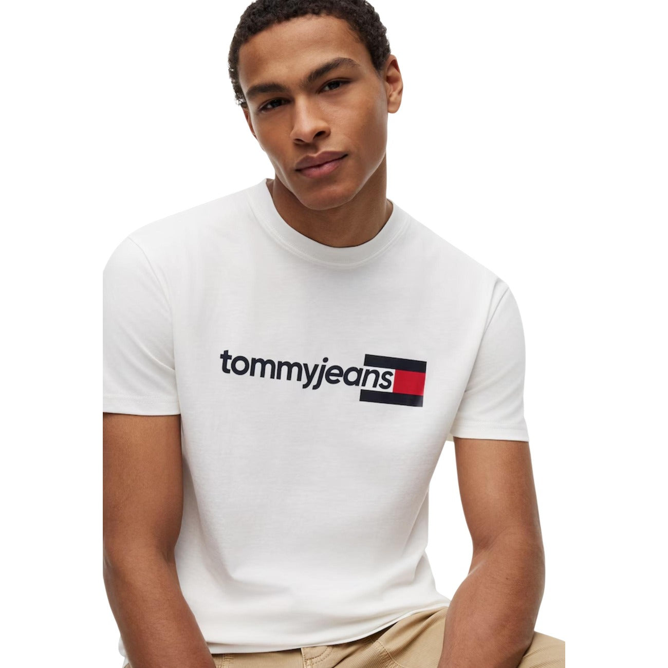 T-shirt Bianca Tommy Jeans; Logo Print. 100% Cotone Rigenerato. Vestibilità regolare, traspirante e sostenibile. Il basic immancabile del guardaroba maschile.