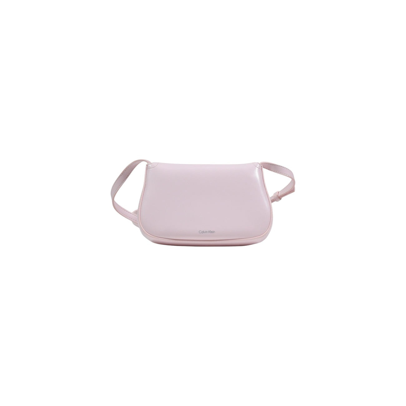 Borsa Calvin Klein Flap Camera; 51% Poliestere riciclato. Logo cK dorato, chiusura a patta, tracolla regolabile. Design compatto e sostenibile, perfetto per ogni occasione. Vista posteriore 