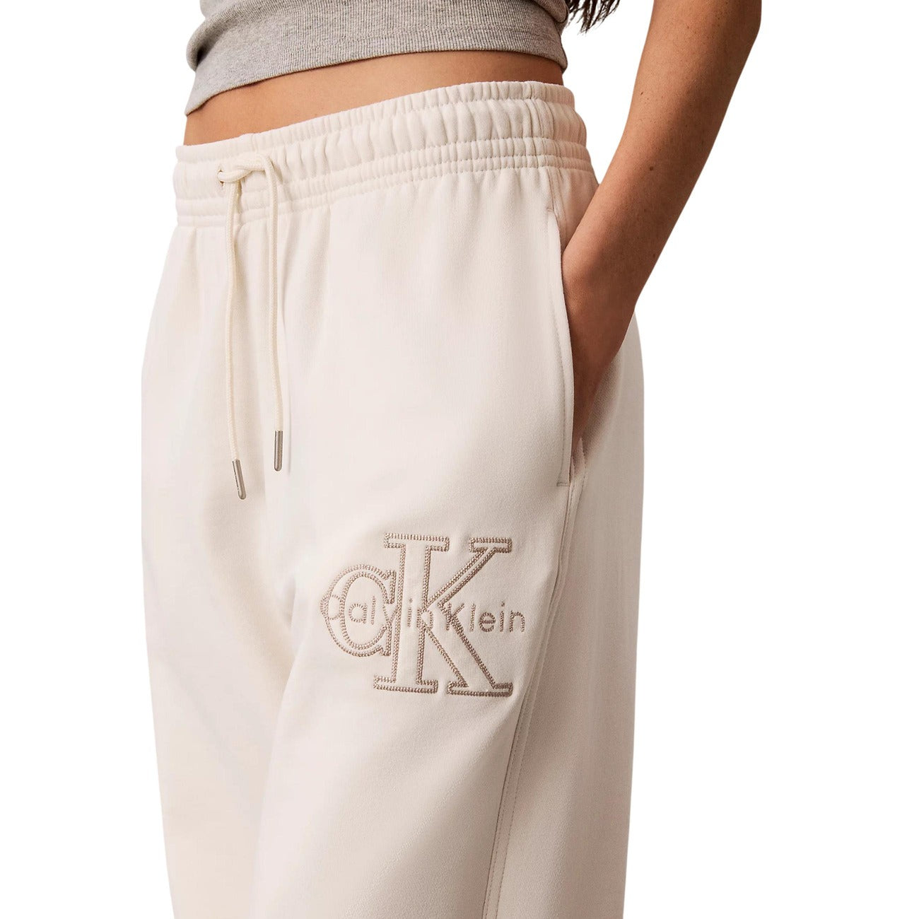 Pantaloni Sportivi Bianchi Calvin Klein; 100% Cotone. Taglio Loose, maxi logo ricamato, vita con coulisse. Traspiranti, morbidi e dallo stile urban rilassato. Dettaglio logo 