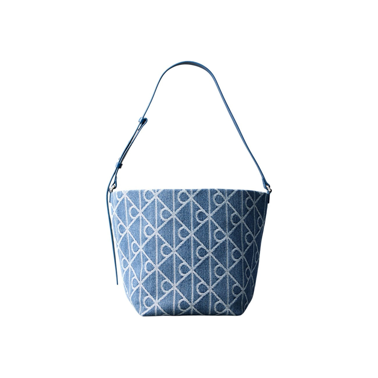 Calvin Klein Denim Bucket Bag; 100% cotone, stampa logo all-over, spallacci regolabili. La borsa a secchiello trendy e capiente per un look urban dinamico. Vista frontale 