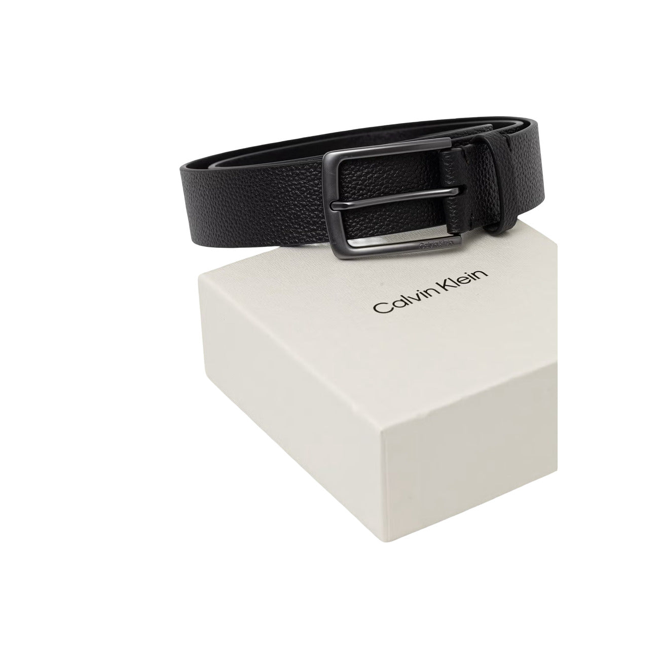 Cintura Uomo Calvin Klein 35mm; Nero. 100% Vera pelle effetto grana martellata, fibbia ad ardiglione quadrata in metallo satinato con logo inciso. Stile casual-chic 4 stagioni. Vista con confezione 