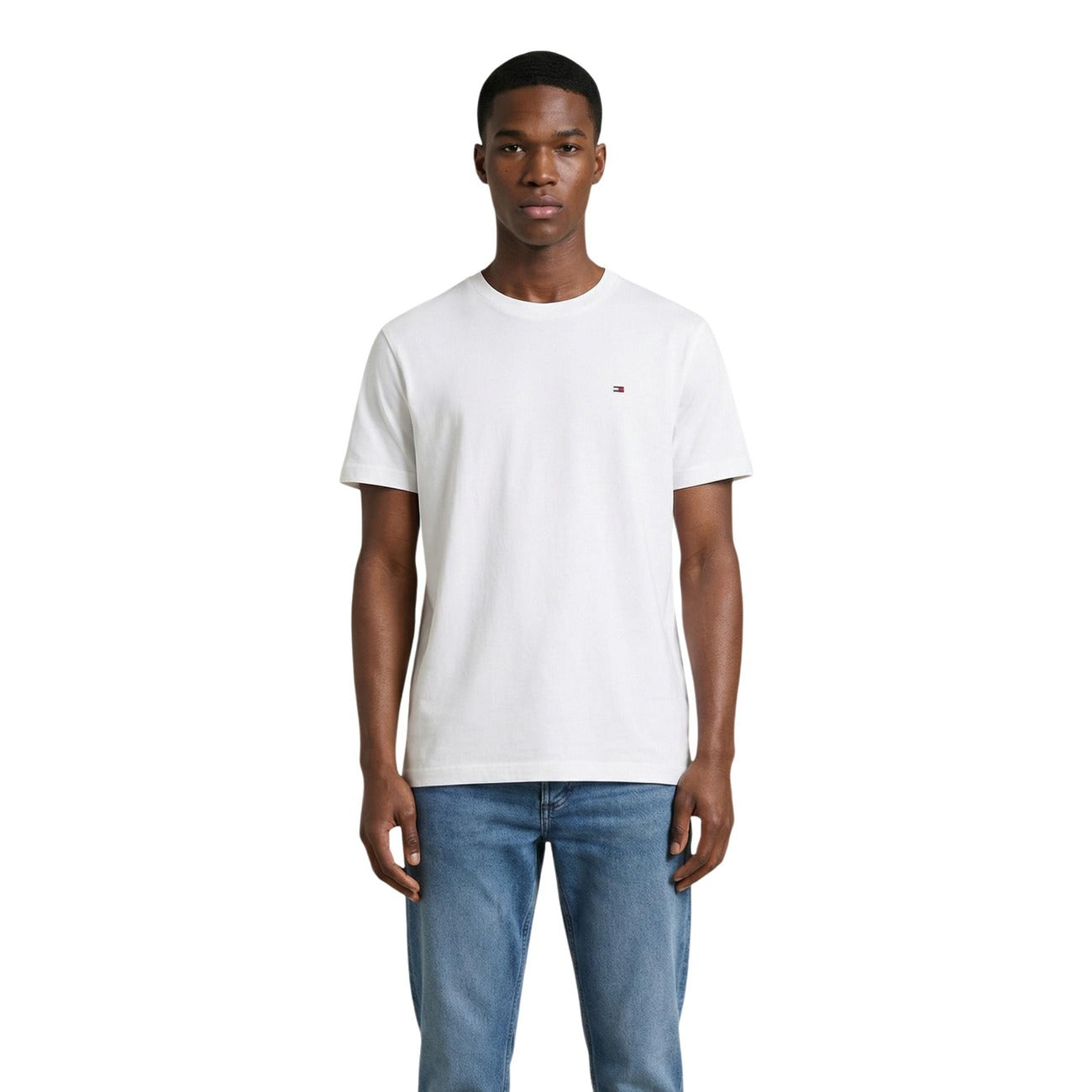 Tommy hilfiger jeans t-shirt bianca manica corta Realizzata in 100% cotone rigenerato. Piccolo logo Tommy Hilfiger ricamato sul petto. Vista frontale 