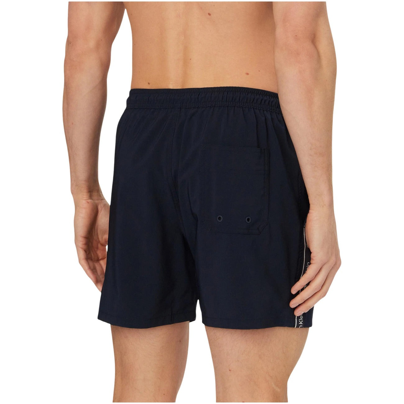 Boxer Mare CK Jeans Blu; Bande Laterali Logate. 10% Elastam per massima elasticità, poliestere riciclato, asciugatura rapida. Tasche laterali, vita con coulisse, fit regolare e sportivo Vista posteriore 