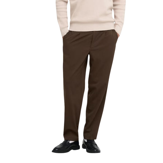 Pantaloni eleganti marroni uomo Only & Sons Onsmiro 22035160. Pantaloni da cerimonia e formali in poliestere riciclato e viscosa con taglio sartoriale, pinces, chiusura con zip e bottone.
