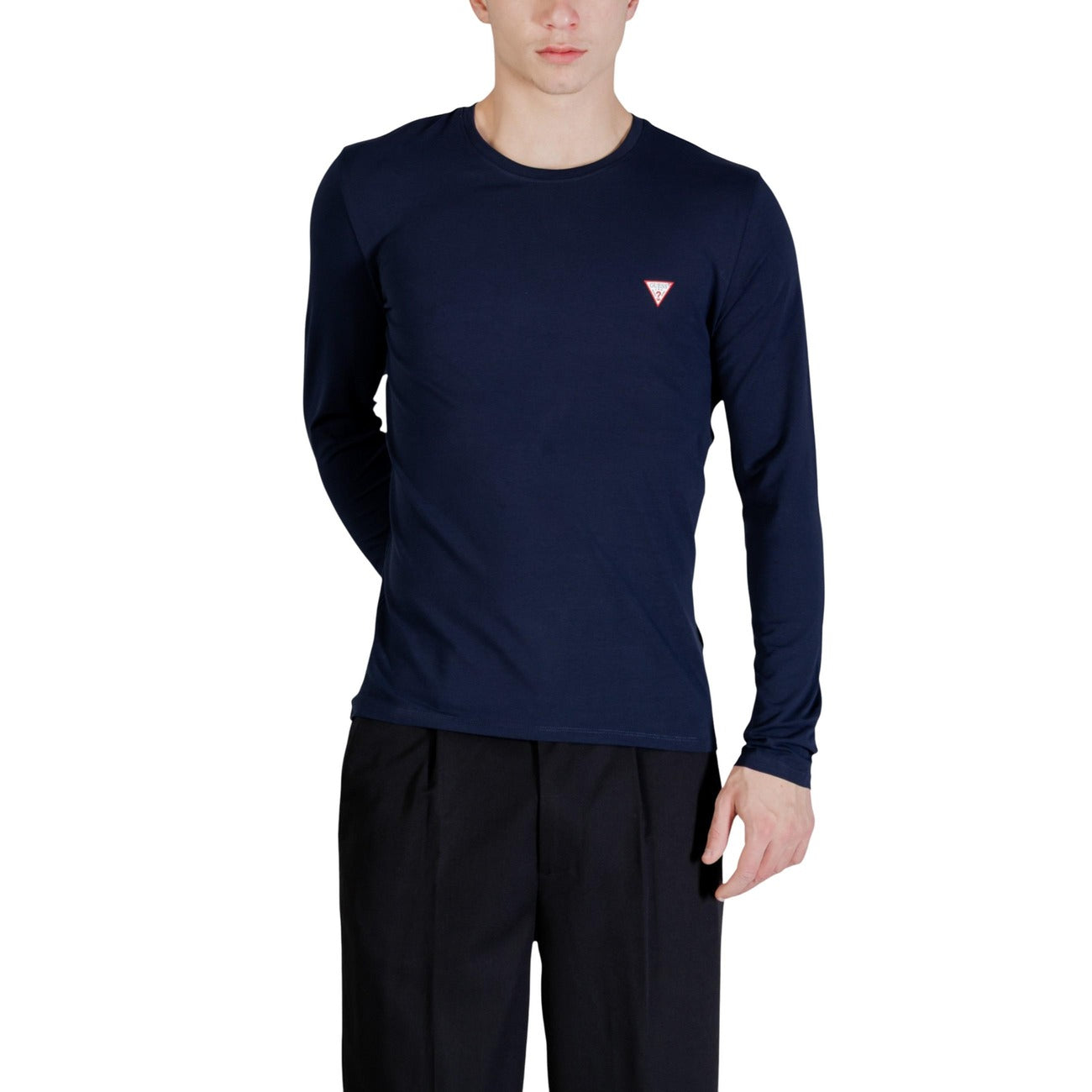 Guess LS Core Tee; 95% cotone, 5% elastan, logo discreto al petto. La t-shirt a maniche lunghe essenziale dal taglio contemporaneo. Colore blu scuro. Vista frontale 