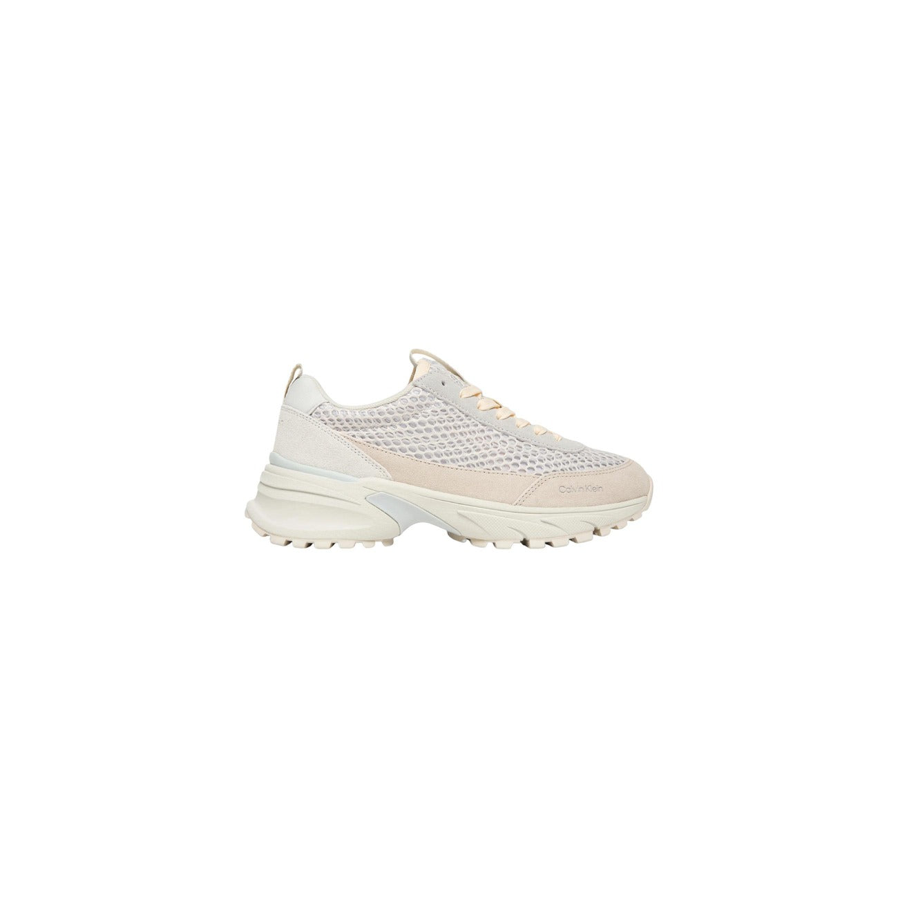 Sneakers Calvin Klein Jeans; Beige, 100% Pelle. Suola alta 4 cm, tomaia traforata traspirante, dettagli a contrasto. Stile minimale e contemporaneo, ideale per la mezza stagione. Vista laterale 
