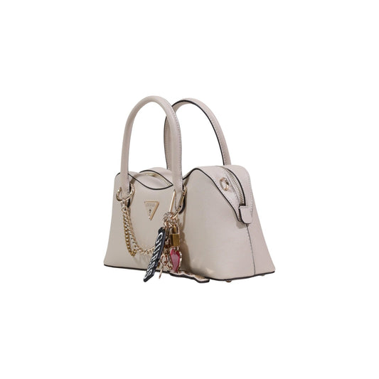 Borsa Guess Davina Satchel Beige; 100% Poliuretano. Dettagli dorati, charm logati, tracolla removibile. Borsa a mano donna elegante e strutturata. Vista frontale Laterale 